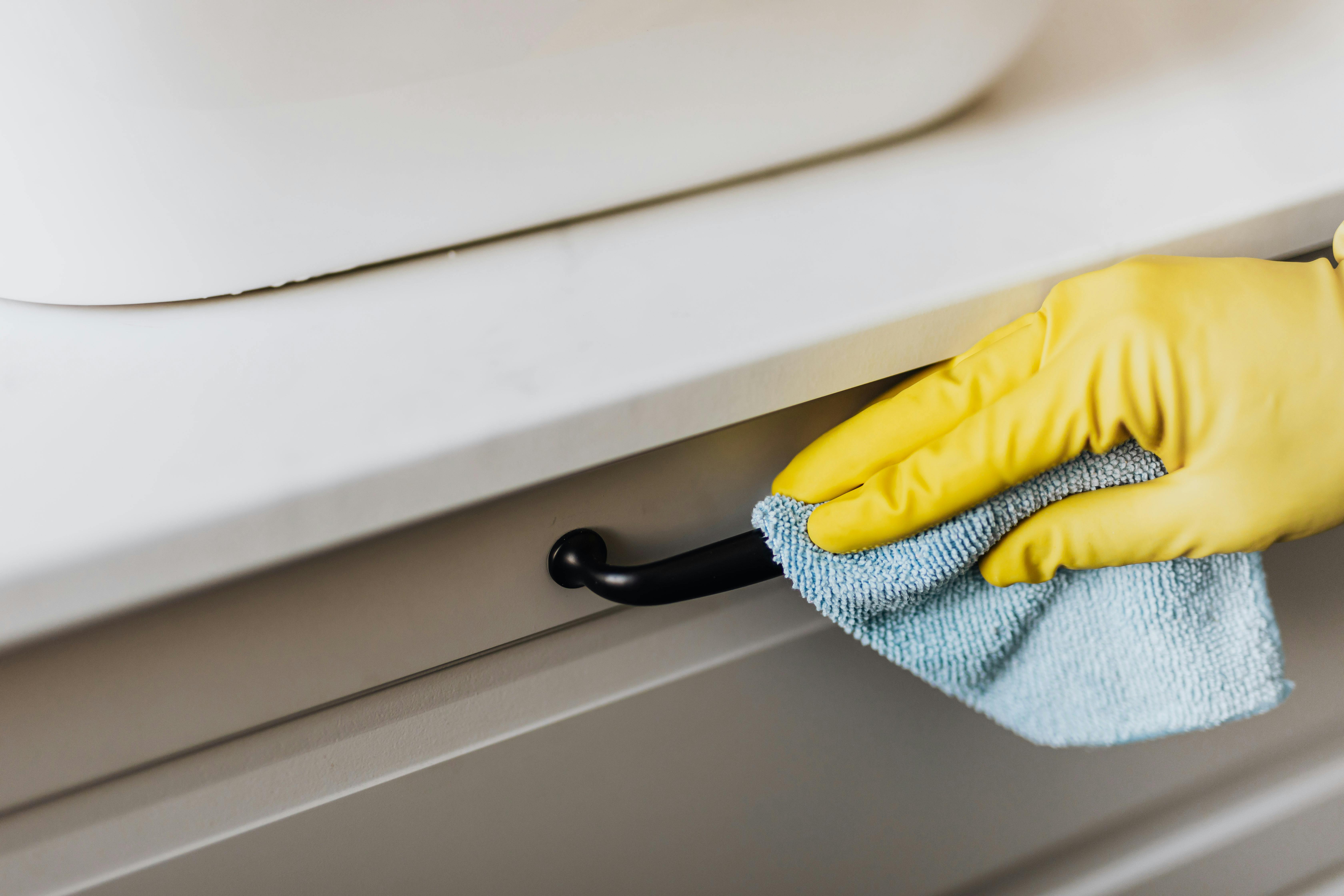 Cleaning drawer drawer handle